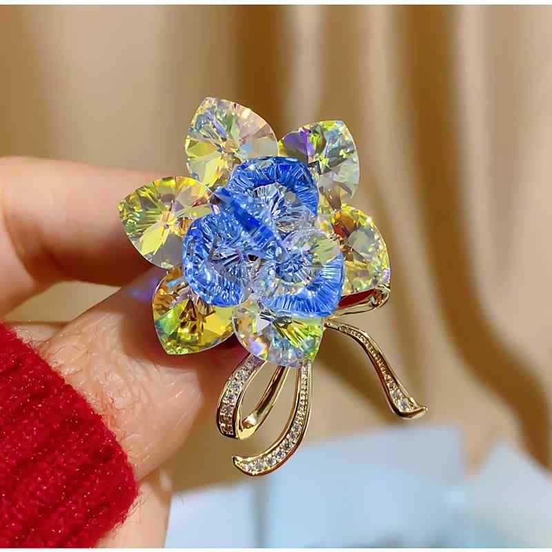 ブローチ 男女兼用 高級感 モダンチャイニーズ ライトラグジュアリー オーストリアクリスタル ジルコニア 金メッキ 煌めく カメリア 花モチーフ 緑 白 エレガント ファッション 通勤 入学式 卒業式 結婚式 フォーマル オフィス コサージュ 華やか