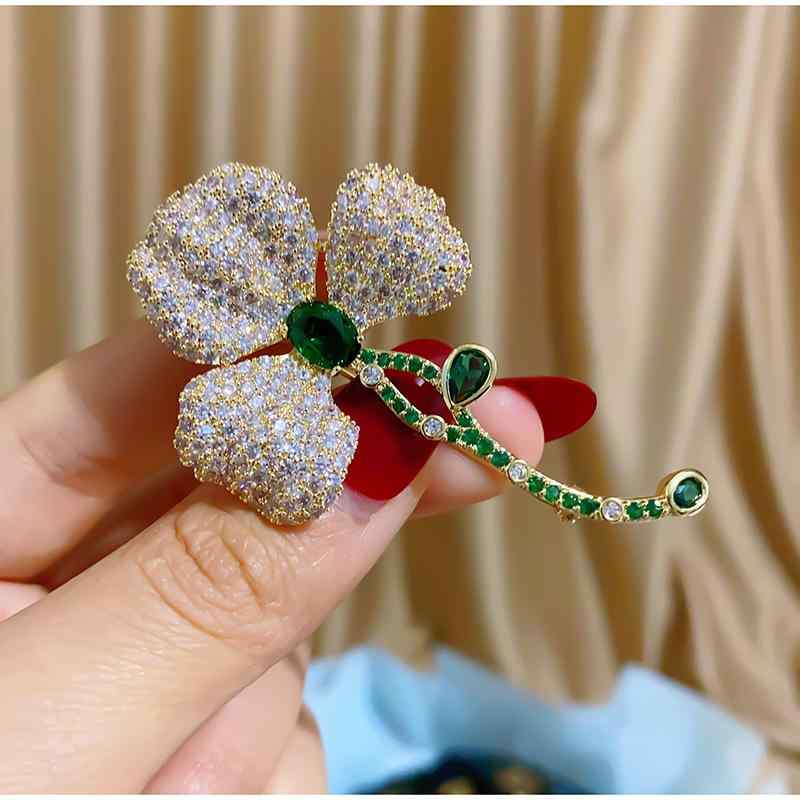 ブローチ メンズ レディース 男女兼用 カラフル ジルコニア フラワー デザイン 個性的 おしゃれ 華やか エレガント 高級感 ストール留め カーディガン留め 胸元カバー 宮廷風 銅製 ファッション小物 アクセサリー プレゼント