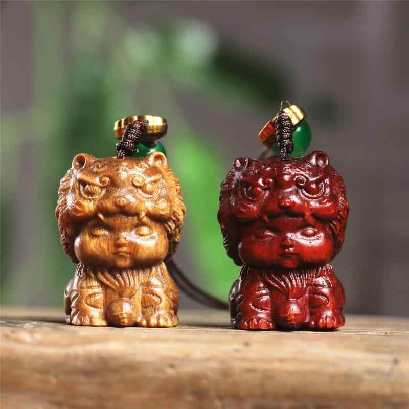 キーホルダー 木製 ベビー 赤ちゃん 紫檀 緑檀 干支 寅 虎 お守り 縁起物 スマホチャーム 携帯ストラップ キーリング 贈り物 プレゼント 満月祝い 一歳 誕生日