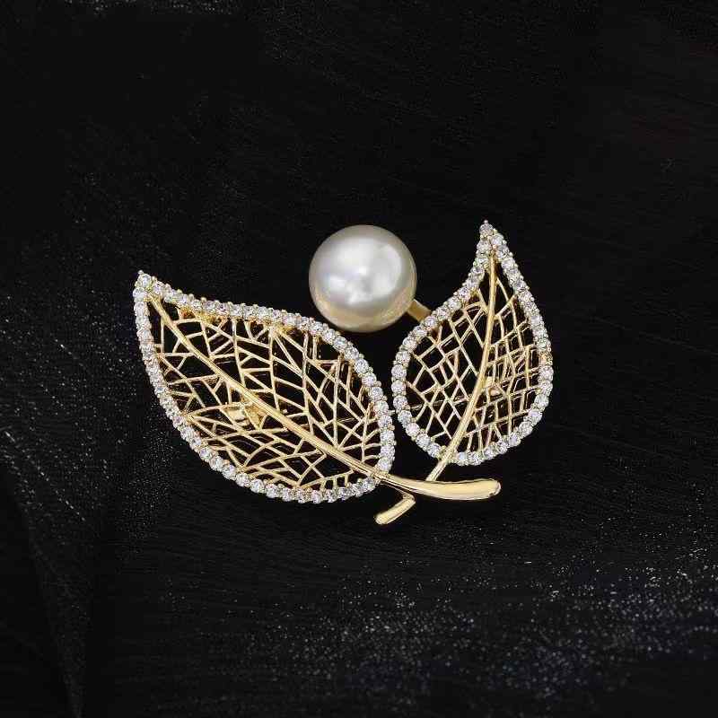 ブローチ レディース マイクロパヴェ ジルコニア 透かし彫り ダブルリーフ 高級感 シェルパール ゴールド 銅製 リーフモチーフ 韓国風 おしゃれ 上品 エレガント フォーマル カジュアル 結婚式 パーティー 卒業式 入学式 オフィス 通勤 コート スー