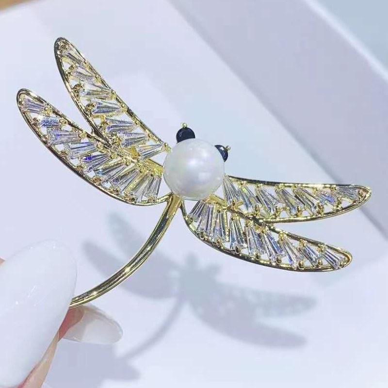 ブローチ レディース 韓国風 デザイン トンボモチーフ ジルコニア 天然淡水パール 高級感 上品 かわいい エレガント オケージョン フォーマル カジュアル 結婚式 卒業式 入学式 オフィス 通勤 お呼ばれ プレゼント ゴールドカラー