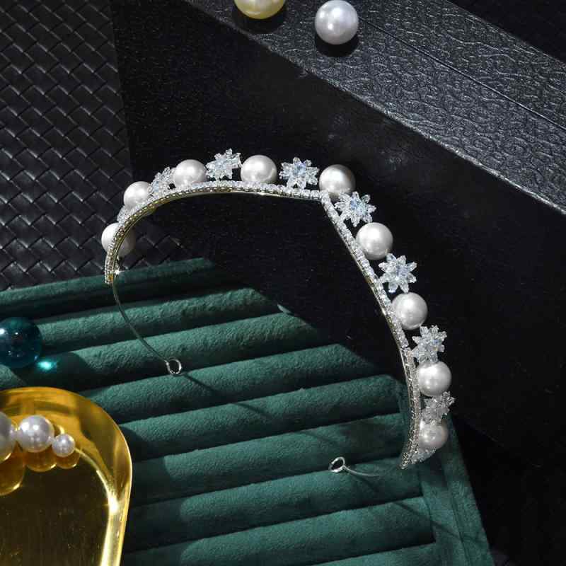 ティアラ 上品 繊細 プリンセス ラインストーン 輝く 欧米風 カチューシャ ウェディング 結婚式 花嫁 ブライダル シルバー