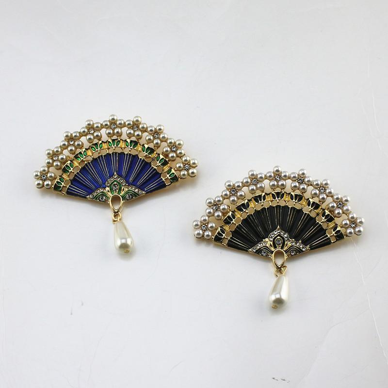 ブローチ レディース 中華風 アンティーク調 琺瑯 エナメル 扇子 モチーフ パール ジルコニア 埋め込み..