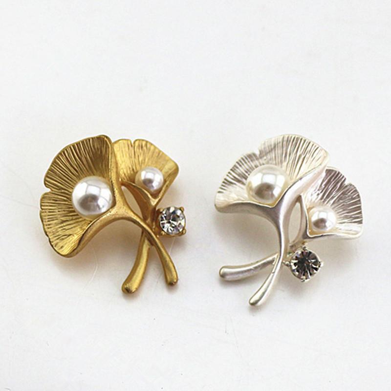 ブローチ レディース 女性用 マットゴールド マットシルバー 銀杏 イチョウの葉 フェイクパール シンプル 上品 エレガント 韓国風 セーター マフラー ストール ピン おしゃれ アクセサリー 合金製 プレゼント ギフト