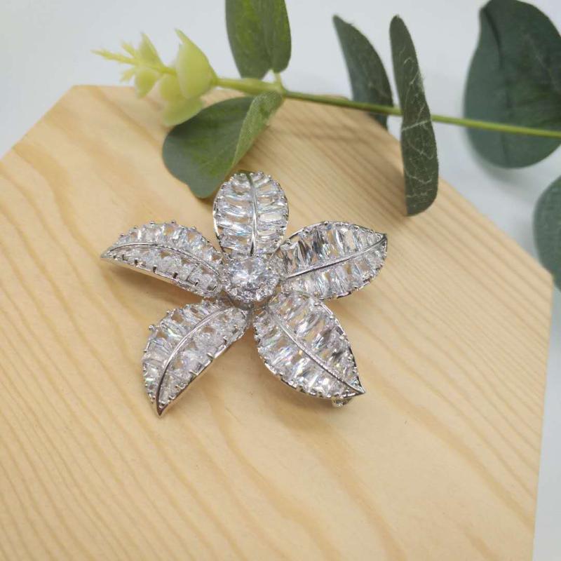 ブローチ レディース ジルコニア 高級感 胸元隠し 襟元 マイクロパヴェ 輝く 韓国風 エレガント 花モチ..