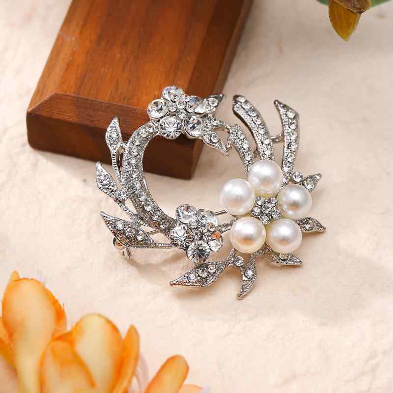 ブローチ レディース ラインストーン パール フラワーリース 欧米風 高級感 ライトラグジュアリー おしゃれ スーツ ジャケット 結婚式 卒業式 入学式 フォーマル ドレス コサージュ ピンブローチ(x2)