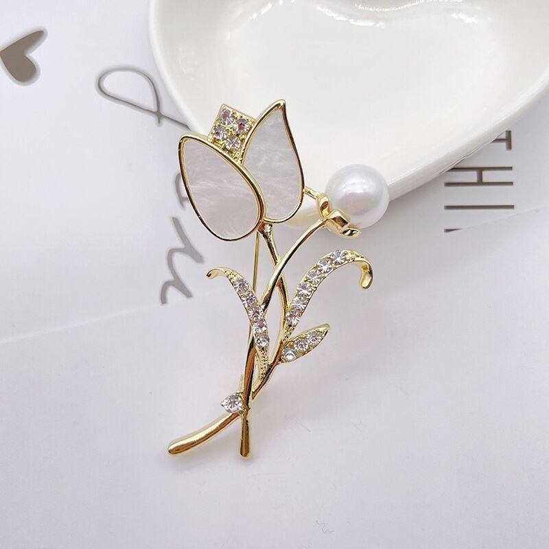 ブローチ レディース 女性用 チュリップ 花モチーフ パール ラインストーン シルバー 高級感 トレンド ..
