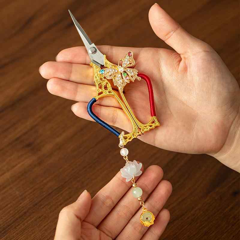 ・カテゴリ: はさみ・主な素材: 鉄・重量: 約0.1kg・スタイル: 新中華風・カラー展開: 金色の蝶とタッセルの茶ばさみ（蓮）、金色の蝶とタッセルの茶ばさみ（ひょうたん）、金色の蝶とタッセルの茶ばさみ（蓮のさや）、金色の蝶とタッセルの茶...