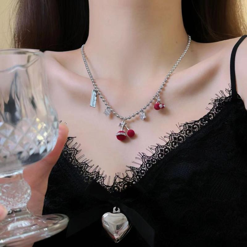 ネックレス レディース 女性用 電気メッキ加工 銅製 フレンチスタイル ベルベット フロッキー加工 マイクロセッティング ジルコニア チェリー さくらんぼ 丸ビーズ 鎖骨チェーン 個性的デザイン エレガント