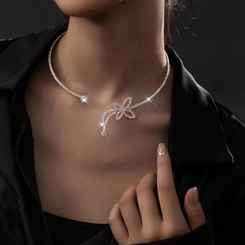 ネックレス レディース 蝶 バタフライモチーフ ラインストーン シンプル 軽やかラグジュアリー 高級感 ..