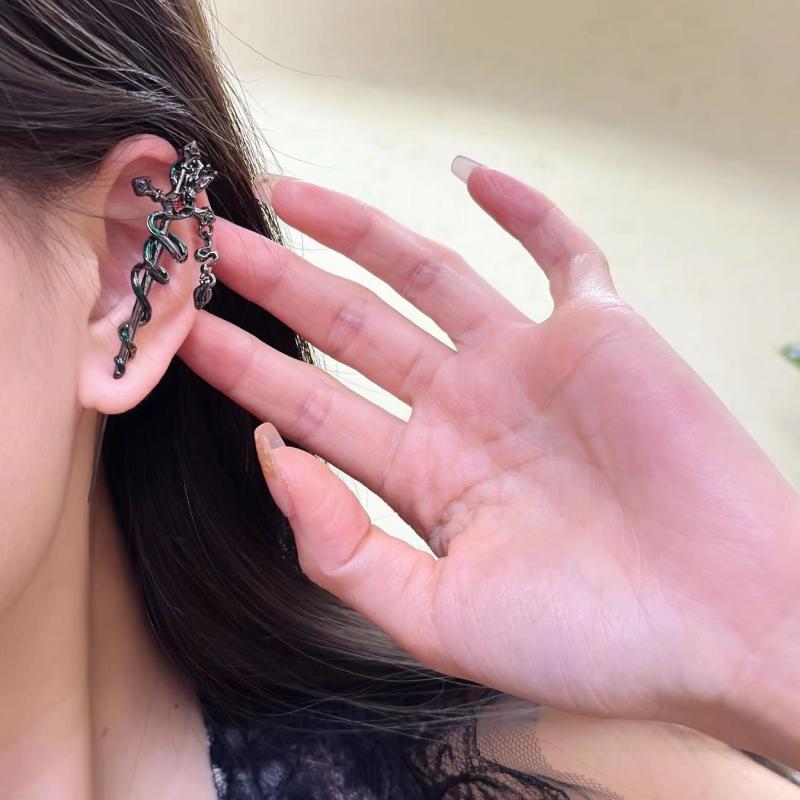 ピアス レディース ダーク ゴシック スパイシー 甘辛ミックス クール 個性的デザイン 恐竜モチーフ スタッドピアス 銅製 電気メッキ加工 高級感 トレンド