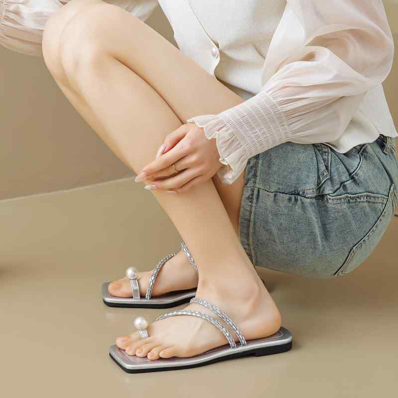 サンダル レディース スクエアトゥ パール トング フラットヒール 夏用 外履き ラインストーン エレガント スリッポン 軽量 通気 速乾 デイリーユース マイクロファイバー ローマスタイル