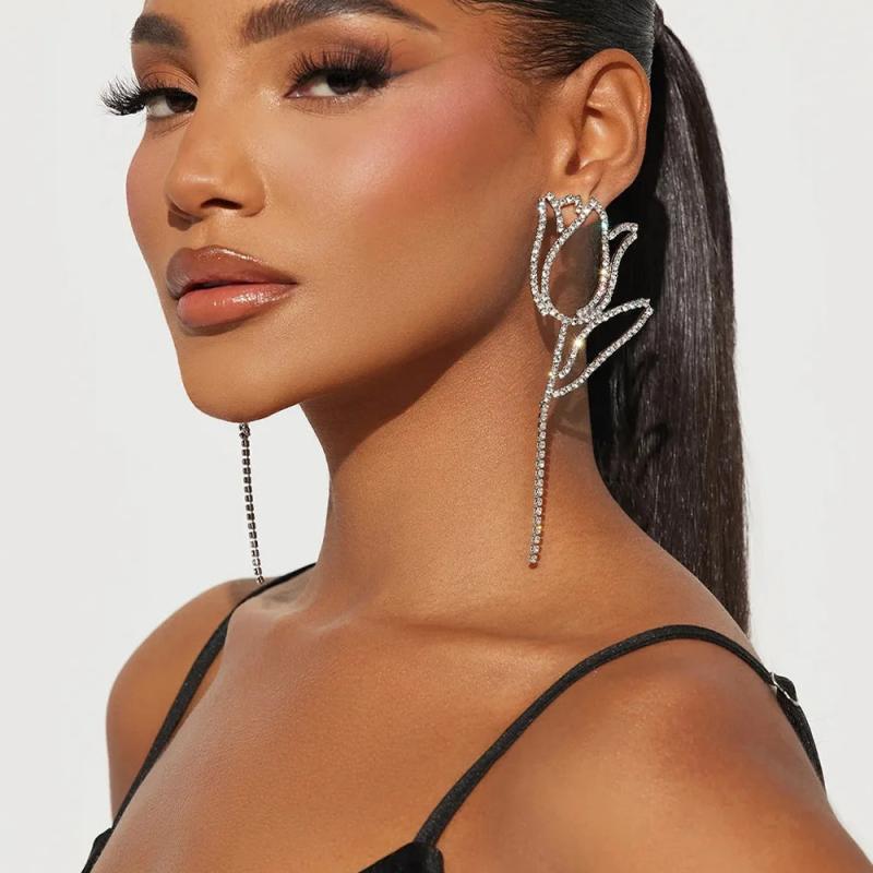 ピアス レディース 春夏 ファッション 透かし彫り バラの花 ライトラグジュアリー 高級感 クリスタル 揺れる 欧米風 ゴールド シルバー 電気メッキ加工 オフィス カジュアル 通勤