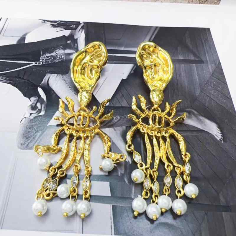 ピアス レディース ヴィンテージ レトロ ゴールドカラー タッセル 目玉デザイン 大ぶり 個性的 メタリック 合金製 電気メッキ加工 ライトラグジュアリー ファッション 通勤 幾何学模様