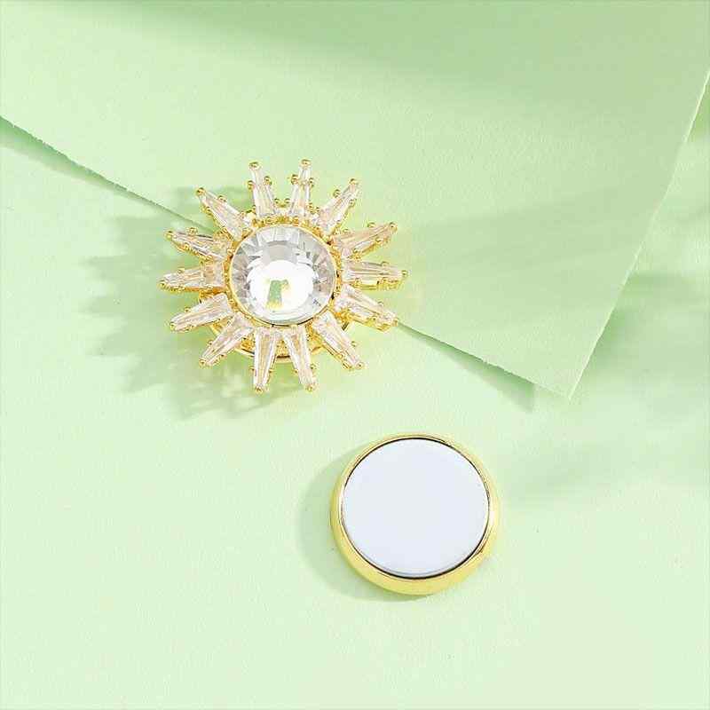 ブローチ レディース 女性用 露出防止 目隠し マグネットクリップ 服固定 ズレ防止 襟元飾り 高級感 上品 跡が残らない 銅製 電気メッキ加工 金色 幾何学模様 八角形 万能ファッション小物