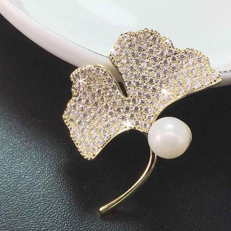 ブローチ レディース 韓国風 高級感 煌めく ゴールド パール ジルコニア イチョウの葉モチーフ フォー..