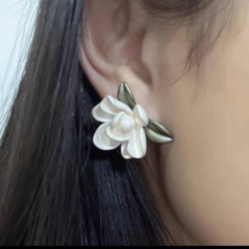 イヤリング レディース フレンチスタイル フラワー アシンメトリー バロック レトロ パール エナメル メタル 高級感 個性的デザイン