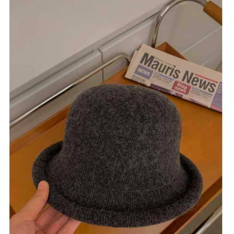 ・カテゴリ: 礼帽・帽子のトップ: ラウンドトップ・つば: 短め・カラー展開: カーキ、ダークブラウン、ブラック、グレー・サイズ展開: フリーサイズ (頭囲54-58cm)・主な素材: 綿100%・スタイル: フレッシュ＆スウィート・加工: ニット