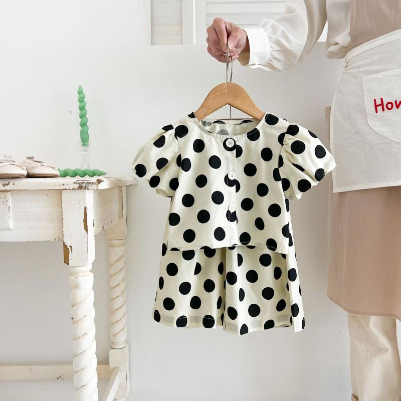 ・性別: 女性・スタイル: 韓国風・セットアップの種類: パンツスーツ・セット点数: 2点セット・対象年齢: 3〜8歳向け、100〜140cm・袖丈: 半袖・丈: 七分丈パンツ・生地加工: 柔らか加工・厚さ: 薄手・柄: ドット・特徴: セットアップ、可愛い・主な素材: 綿95%・留め具: シングルボタン・サイズ展開: 80cm, 90cm, 100cm, 110cm, 120cm, 130cm・カテゴリ: 子供用セットアップ