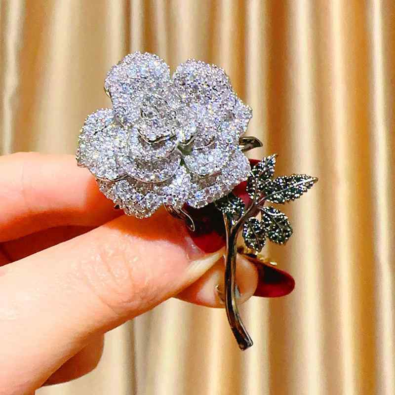 ブローチ 男女兼用 アジアンテイスト 薔薇 バラ 銅製 電気メッキ加工 バイカラー 高級感あふれる上品なデザイン 多用途 万能 コート ジャケット ワンピース バッグ スカーフに 華やかさを添えるアクセサリー プレゼント