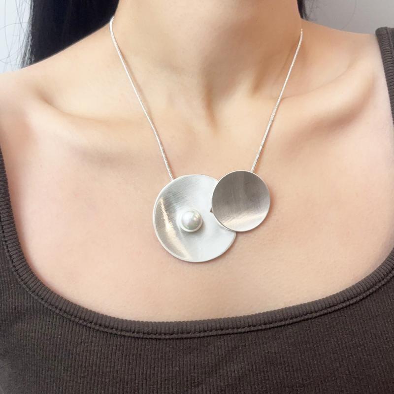 ・主な素材: 合金・加工: 電気メッキ・デザイン: 幾何学・チェーンの種類: ウェーブチェーン・ペンダント素材: 合金・長さ: 41cm-50cm・カラー展開: ブラック、ホワイト・デザイン要素: 円形・スタイル: インスタ風・重さ: 約4...