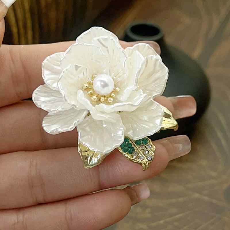 ブローチ レディース ウエストマーク 多機能 パール カメリア 高級感 ライトラグジュアリー 上品 華やか ファッション小物 ピン 襟飾り ドレス ワンピース ジャケット 結婚式 パーティー フォーマル