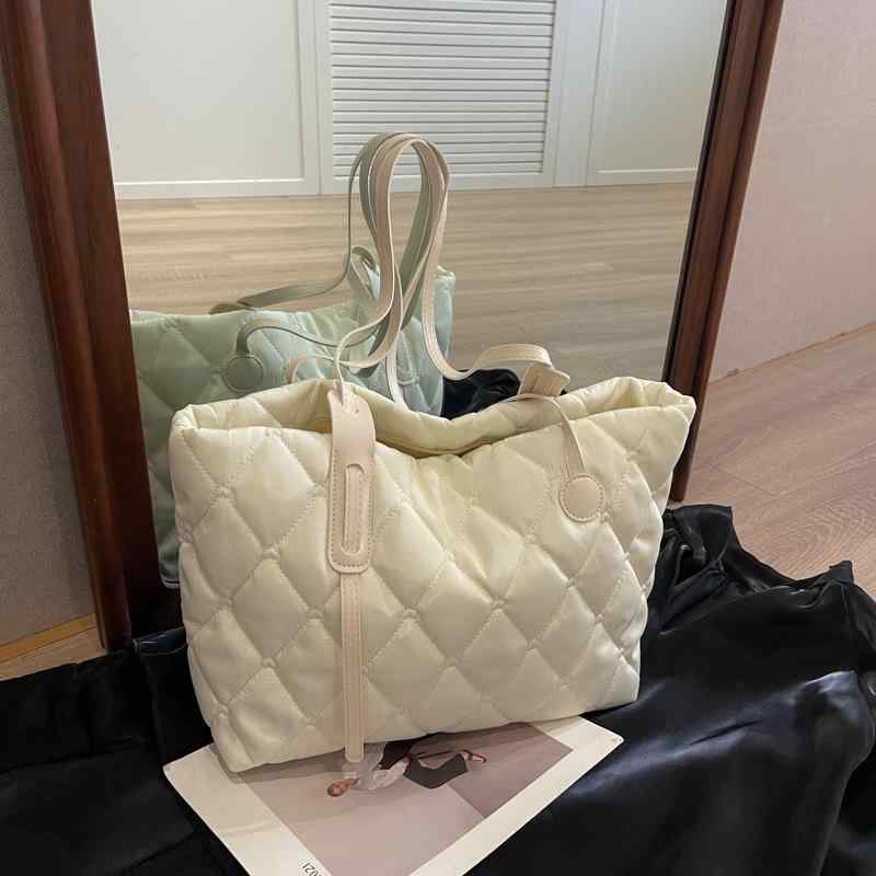 ・カラー展開: ブルー, ブラック, ピンク, オフホワイト・スタイル: ストリートカジュアル・主な素材: PU・カテゴリ: トートバッグ・バッグサイズ: 大型・デザイン: ひし形・裏地素材: ポリエステル・バッグ形状: 横型スクエア・開閉...