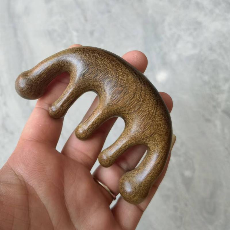 マッサージコーム レディース 金糸模様 緑檀木製 頭皮ツボ押し 血行促進 経絡ケア 携帯 多機能 粗目 天然木 リフレッシュ ストレス解消 美髪 艶髪 頭部 頭皮ケア