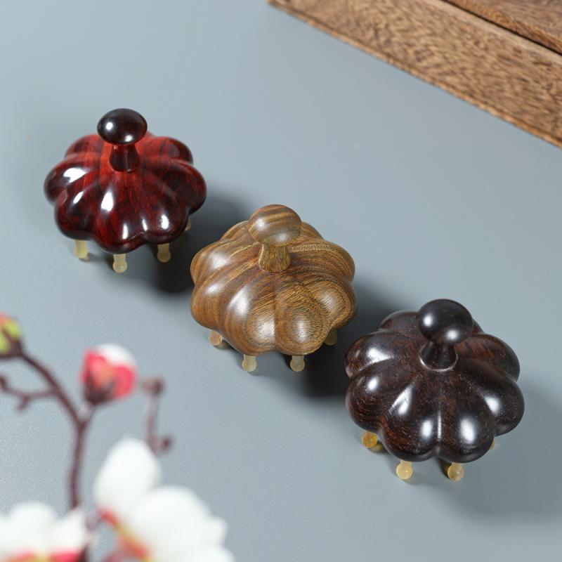 櫛 羊角製 天然素材 頭皮マッサージ 突起付き ツボ押し 血行促進 檀木 粗目 蓮デザイン 養毛 美髪ケア ..