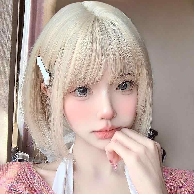 ・対象: 女性・処理方法: プレス加工・髪の素材: 耐熱ファイバー・肌の色: 自然な肌色・顔型: 全ての顔型・前髪: ストレート、斜め・効果: ヘアスタイルの変更・特徴: 自然な小顔効果・カラー展開: ミルクティーゴールド、クールブラウン、ピンクブラウン、プラチナブロンド・カテゴリ: ショートストレートウィッグ