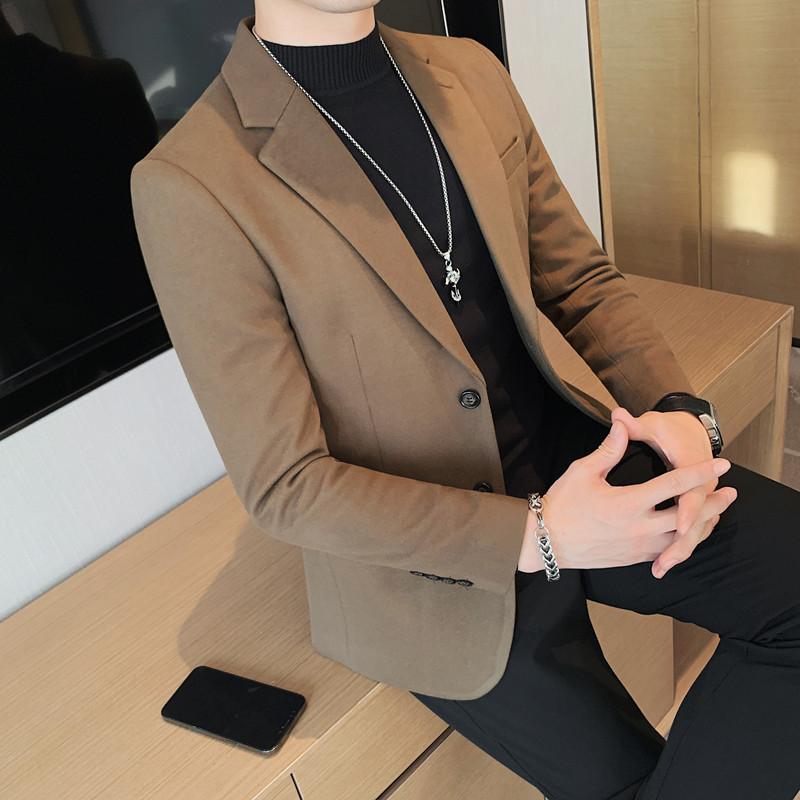 ・機能性: 色落ちしにくい・フィット: スリムフィット・襟の形: テーラードカラー・前立て: シングルブレスト2つボタン・スタイル: アーバン・柄: 無地・生地: ウールブレンド・主な素材: ポリエステル86%・裏地: ポリエステル・着用シーン: カジュアル・ベント: センターベント・対象: 若年層・加工: 先染め・デザイン: ボタン装飾・着丈: レギュラー・袖丈: 長袖・ポケット: フラップポケット・カラー展開: ブラック、アプリコット、ダークグレー・サイズ展開: M、L、XL、XXL、3XL、4XL・裾デザイン: ストレートヘム・性別: メンズ・カテゴリ: カジュアルスーツ