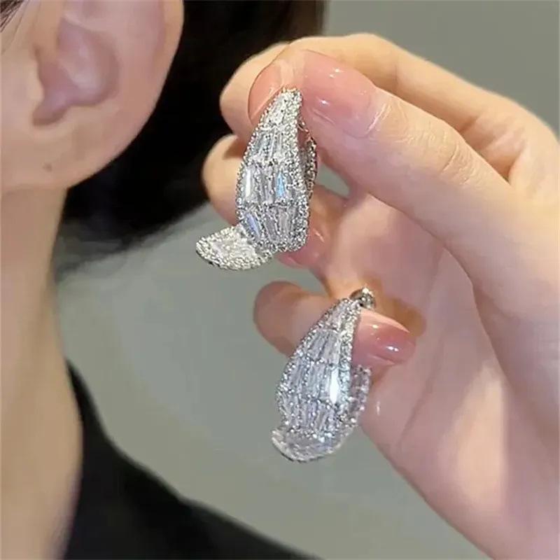 ・カテゴリ: 耳飾り・素材: 合金、銅・デザイン: 星座、人形、クラウン、ハート、フルーツ、花、リボン、昆虫、キャラクター、葉、ウェーブ、ひし形、U字、水滴、星、幾何学、動物、干支、文字、数字・カラー展開: ゴールド、シルバー・スタイル: ins風、個性派トレンド・対象: レディース・モチーフ: パール、稲妻、滝、貝殻、太陽、月、雲、満天の星、雪の結晶、流星群、惑星、波、宇宙、炎、土星、紋様、水滴、テクスチャ、バンブー、羽、水流、虹、結び目、星