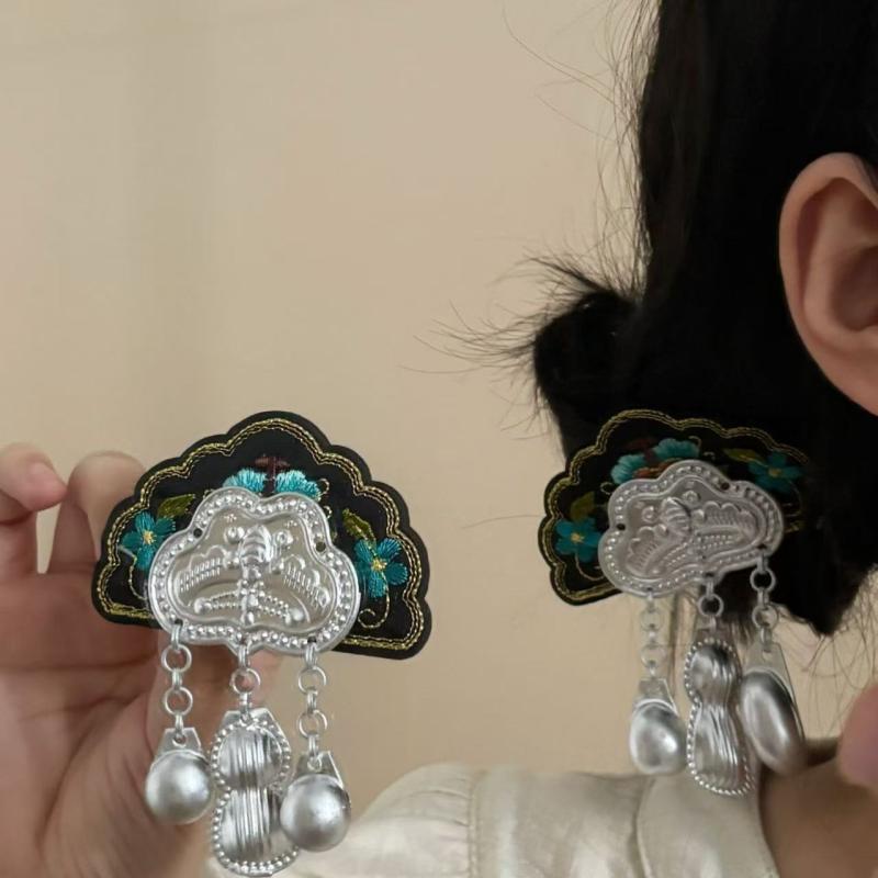 ヘアクリップ レディース 民族風 レトロ ハンドメイド かわいい 苗族風デザイン 銀色 流蘇 タッセル 花 フラワー 刺繍 髪飾り サイドクリップ 普段使い お出かけ イベント 華やか ファッション小物