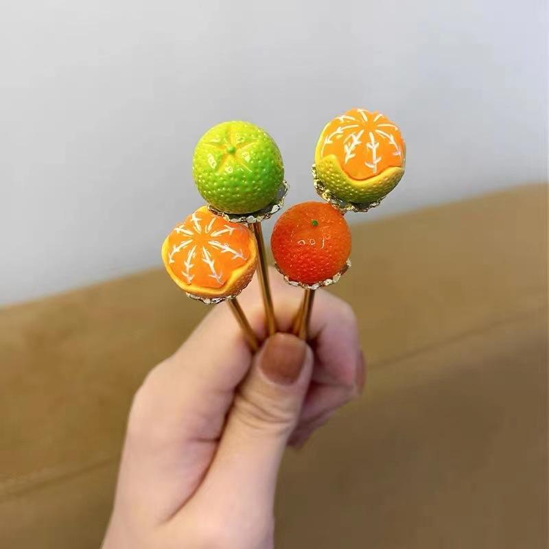 ・主な素材: プラスチック、樹脂・スタイル: カートゥーン・デザイン: フルーツ・おすすめシーン: 結婚祝い、誕生日、旅行記念、引っ越し祝い、展示会、広告宣伝、社員福利厚生、周年記念、ビジネスギフト、開業祝い、授賞記念、広報企画・カラー展開: 緑皮ミカン、緑皮剥きミカン、オレンジ皮ミカン、オレンジ皮剥きミカン・カテゴリ: ヘアアクセサリー