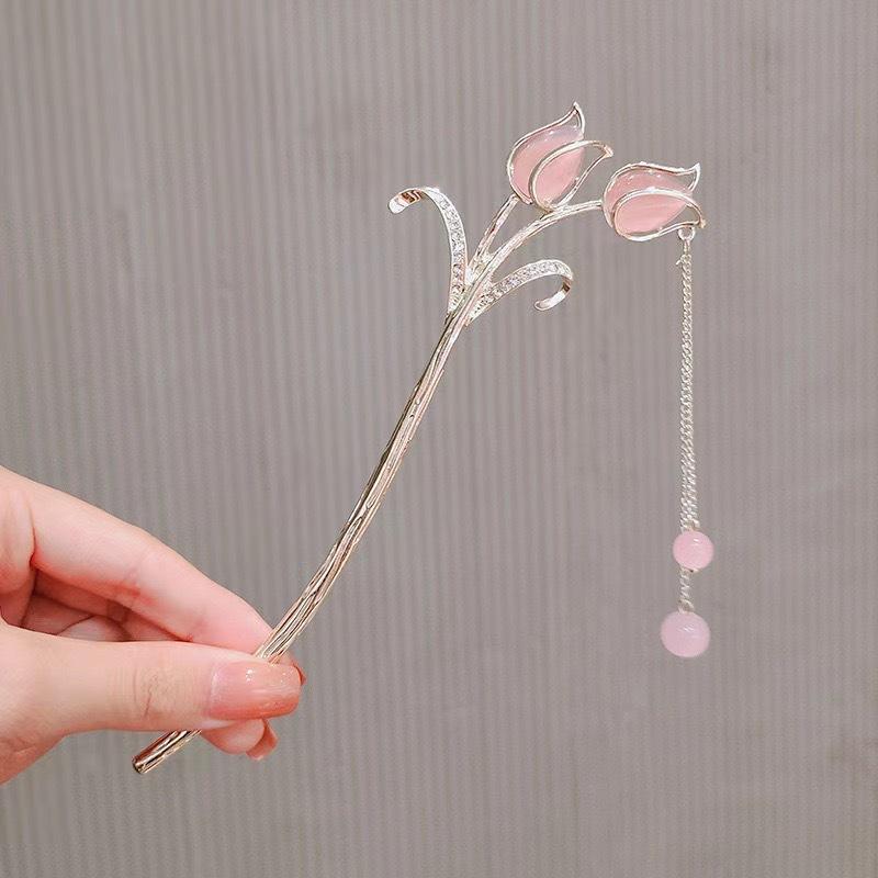 ・素材: 合金・スタイル: 古風・デザイン: 花・処理方法: 電気メッキ・適用シーン: 結婚式、誕生日、旅行記念、お祭り、引っ越し、展示会、広告宣伝、社員福利厚生、周年記念、ビジネスギフト、開店祝い、授賞記念、広報企画・カラー展開: チューリップ-ホワイト、チューリップ-ピンク・カテゴリ: ヘッドアクセサリー