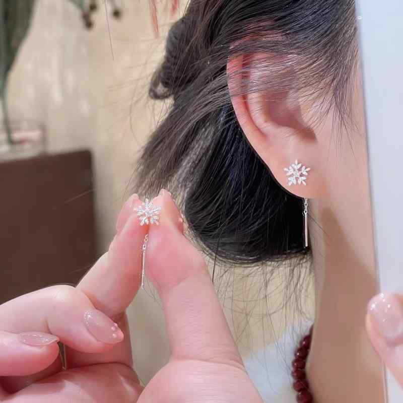 Rakuten - ピアス レディース ジルコニア 雪の結晶 チェーンピアス 揺れる ロング 上品 エレガント 個性的 おしゃれ シルバーメッキ 耳飾り