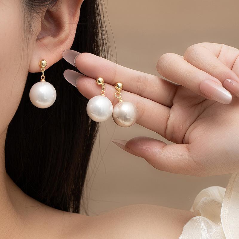 White Coral - ピアス レディース ドロップピアス パール 高級感 ヴィンテージ シンプル エレガント フェミニン 普段使い オフィス フォーマル 上品 華やか 光沢 結婚式 パーティー おしゃれ 耳飾り