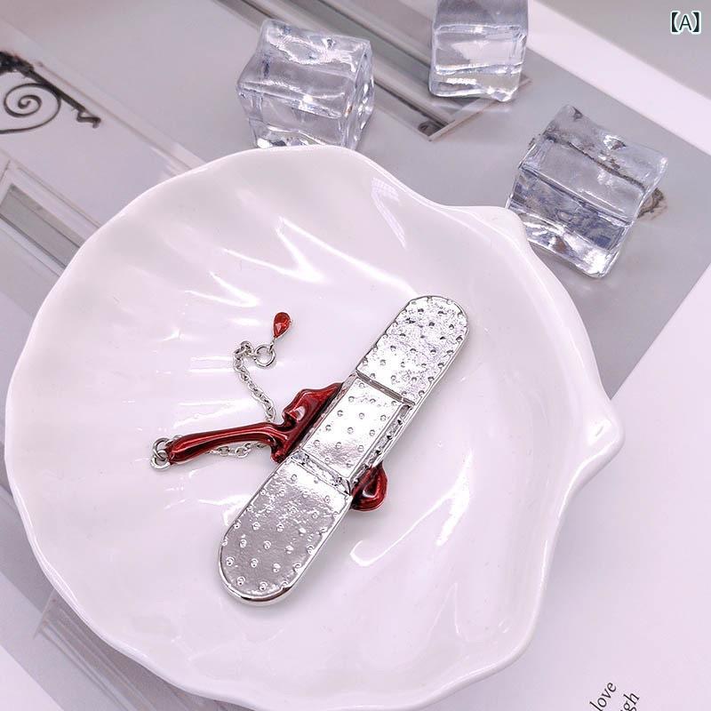 ブローチ ユニセックス 絆創膏 モチーフ ヒップホップ 個性的 高級感 トレンド クール デザイン ラペルピン 露出防止 ずれ防止 アクセサリー 亜鉛合金 電気メッキ加工 装飾の商品画像 2