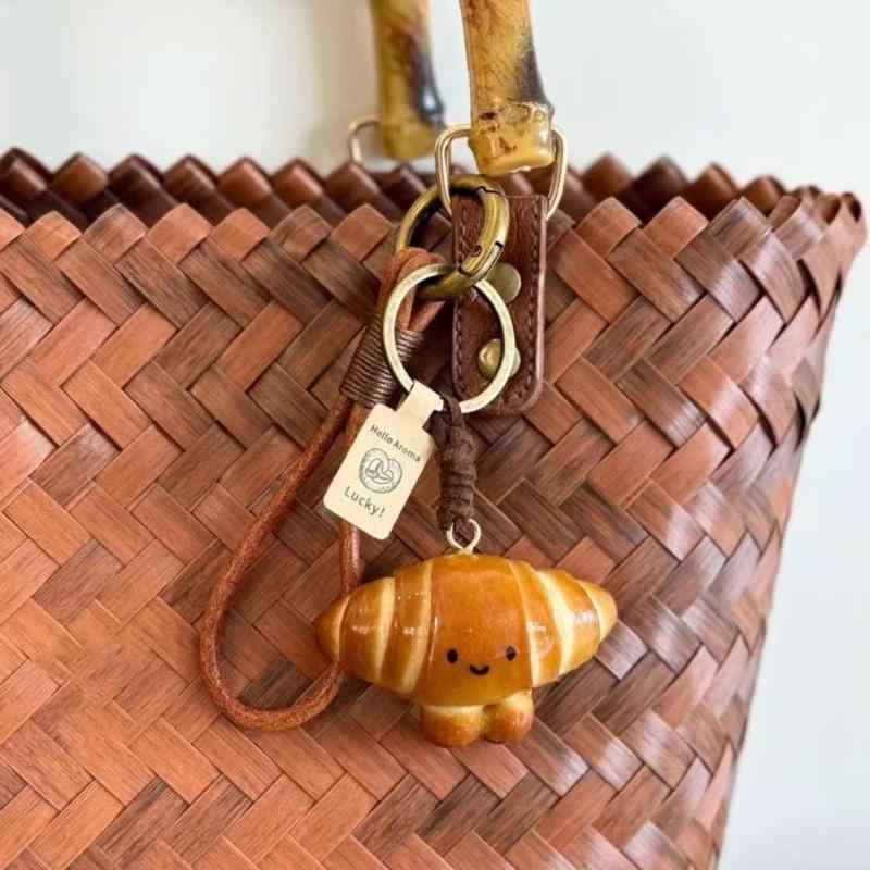 ・素材: 小麦粉・カラー展開: クロワッサン、プレッツェル、レトロ牛革紐チャーム・スタイル: 個性・タイプ: バッグチャーム・柄: プレッツェル・流行要素: フルーツ、食品