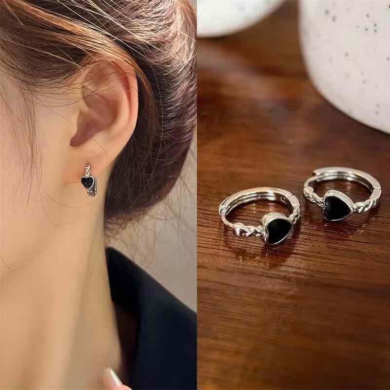 SWAROVSKI - ピアス レディース つけっぱなしOK ブラック ハートモチーフ 合金製 電気メッキ加工 個性的デザイン 高級感 クールスタイル 上品 おしゃれ 通勤 普段使い カジュアル 大人かわいい