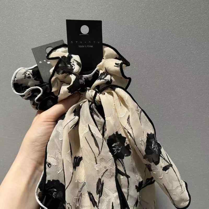 シュシュ ボリューム ロングリボン 揺れる モノトーン 花柄 ヘアゴム ヘアアクセサリー 上品 大人可愛..