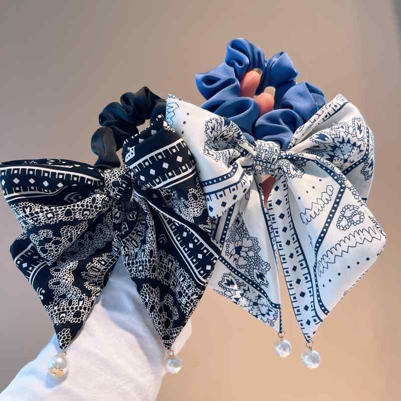 ・カテゴリ: シュシュ・素材: 布・加工方法: 手作業・カラー展開: ダークブルー民族風, ホワイト民族風, ブラック民族風・流行要素: リボン・スタイル: 韓国風・タイプ: 高弾力・スタイルカテゴリ: 清楚系、スイート・流行要素カテゴリ: 形状、パターン
