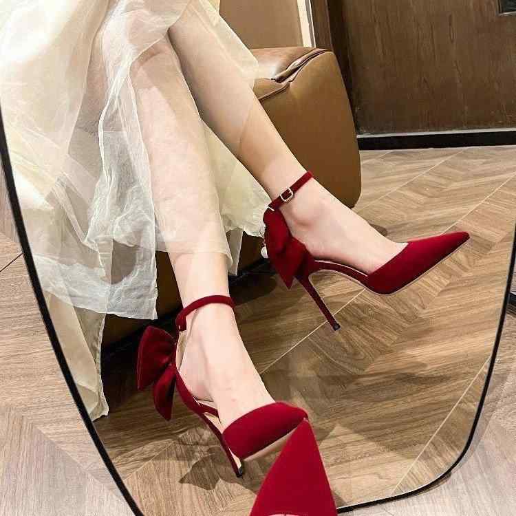 ・カラー: ベルベットレッド7cm、ベルベットレッド9cm・サイズ展開: 34, 35, 36, 37, 38, 39, 40・アッパー素材: エナメル・カテゴリ: ストラップサンダル・トゥ形状: ポインテッドトゥ・スタイル: フェミニン・ソール素材: ゴム・ライニング素材: マイクロファイバー・留め具: ワンストラップバックル・ヒール高: 6～8cm・ヒール形状: スティレットヒール