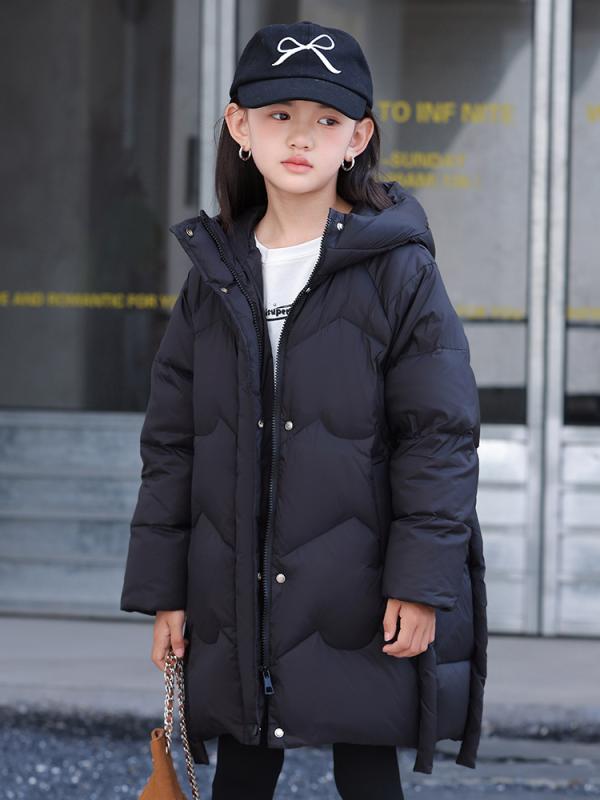 ・性別: 女性・対象年齢: 8歳以上、身長140cm以上・詰め物: ホワイトダックダウン・スタイル: 韓国風・柄: 無地・ダウン含有量: 50%〜55%・生地加工: 柔らか加工・フード: 付き・デザイン要素: キュート、トレンド・タイプ: ダウンジャケット・着丈: ミドル丈・フィット感: レギュラーフィット・生地: 化学繊維・裏地素材: ポリエステル・裏地素材含有量: 100%・主な生地素材: ポリエステル・主な生地素材含有量: 100%・厚さ: 厚手・開閉タイプ: ジッパー・袖丈: 長袖・ウエスト: ミッドウエスト・カラー展開: ブラック、パープル、ピンク・サイズ展開: 120cm、130cm、140cm、150cm、160cm・カテゴリ: キッズダウンジャケット、ダウンベスト