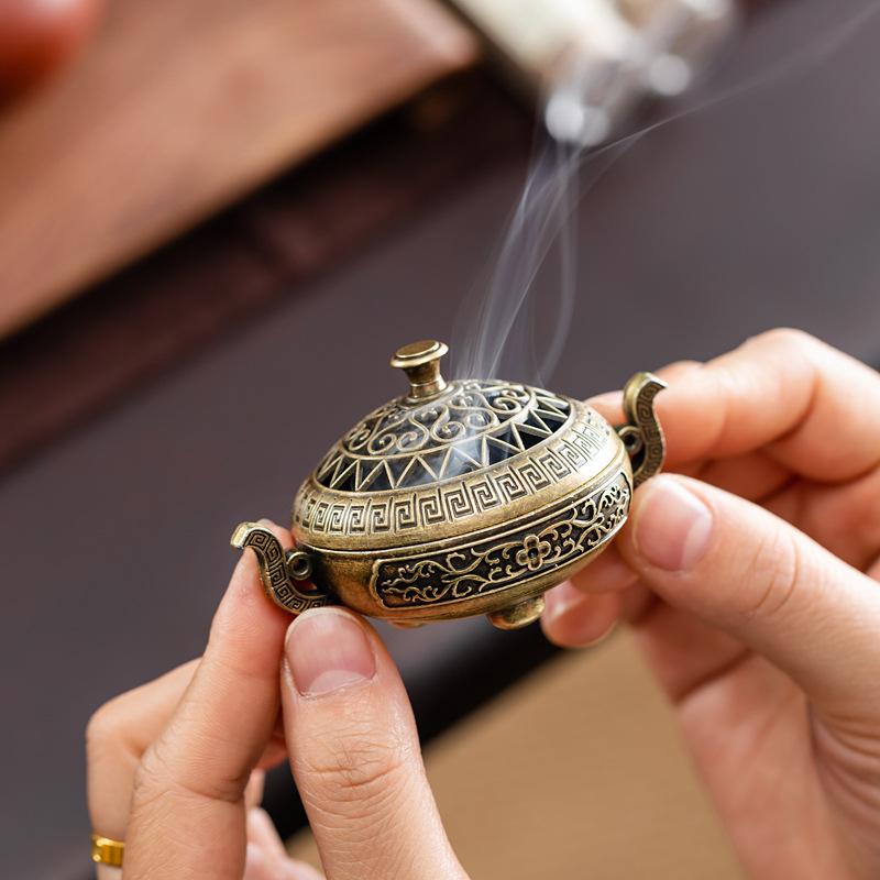 香炉 両耳付き 透かし彫り 三本足 アンティーク風 精巧な花柄 レトロ 中国風 家庭用 室内 卓上 置物 オ..