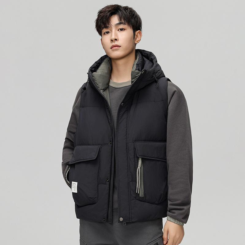 ・性別: 男性・ダウン含有量: 51%〜55%・ダウン量: 88g・カテゴリ: ベスト/ジレ・スタイル: スポーツ・フィット: ルーズフィット・厚さ: 標準・柄: 無地・フロント: ジップアップ・ネックライン: フード付き・生地: シェニール・着用シーン: カジュアル・主な素材: ポリエステル88%・対象: 若者・デザイン詳細: プリント・加工: アイロン不要加工・裾デザイン: ストレートヘム・カラー展開: オフホワイト、ブラック、グリーン・サイズ展開: M、L、XL、XXL、3XL、4XL・中綿: ホワイトグースダウン・対象年齢: 成人