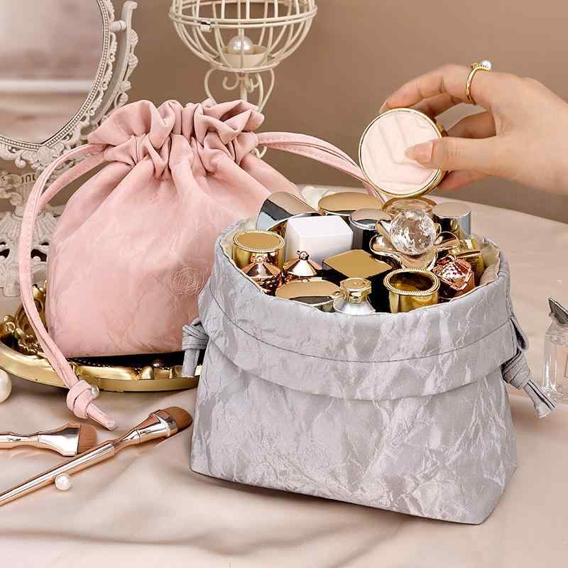 ・カテゴリ: 旅行用収納・主な素材: PU・機能: 防水・収納対象: CD、文具、生理用品、化粧品、薬、ハガキ、洗面用品、お菓子・スタイル: モダンシンプル・カラー展開: 新国風-ベルベット流砂ベージュ、新国風-ベルベット流砂ピンク、新国風-ベルベット流砂グレー