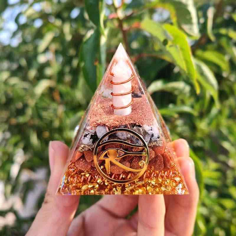 置物 クリスタルピラミッド 水晶柱 さざれ石入り レジンアート ハンドメイド 卓上 インテリア オブジェ 癒し 開運 風水 縁起物 リビング オフィス 玄関 プレゼント ギフト 誕生日 結婚祝い 引っ越し祝い 記念日 飾り