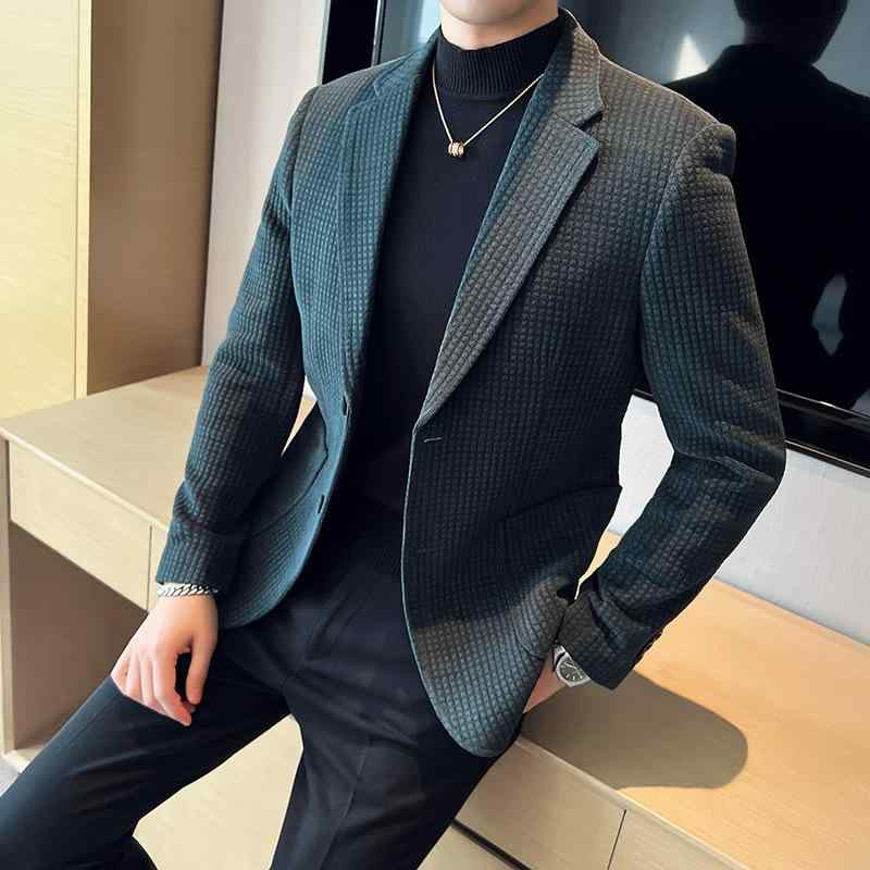 ・機能: 耐摩耗性、形状記憶・カテゴリ: ファッションカジュアル・シルエット: スリムフィット・ネックライン: テーラードカラー・フロント: シングルブレスト2つボタン・スタイル: 韓国風・柄: チェック・素材: ポリエステル94%混紡・裏地素材: ポリエステル・着用シーン: カジュアル・ベント: センターベント・対象: 若者・加工: ジャカード織り・デザイン詳細: ボタン装飾・着丈: レギュラー・袖丈: 長袖・ポケット: パッチポケット・カラー展開: ダークグレー、ブラック、ダークグリーン・サイズ展開: M、L、XL、XXL、3XL、4XL・裾デザイン: ラウンドヘム・対象年齢層: 成人・対象性別: 男性・商品カテゴリ: カジュアルスーツ
