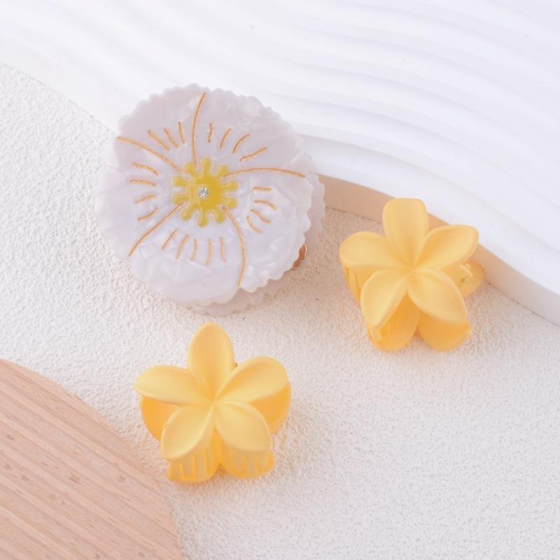 ・カテゴリ: ヘアアクセサリー・スタイル: 小清新・加工技術: 焼き付け塗装・ヘアクリップ分類: バンスクリップ・デザイン要素: 梅、花びら、植物、花柄・カラー展開: シェルホワイト＋イエロー、シェルホワイト梅、ピンク小花、オフホワイト小花、イエロー小花・対象: レディース